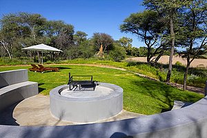 TimBila-Camp_Garten_mit_Grillstelle